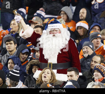 Denver, Colorado, Stati Uniti d'America. 15 Dic, 2018. Babbo Natale mostra fino a sostenere i Broncos durante la 2a. Mezza a Broncos Stadium at Mile High sabato sera. Il Browns battere i Broncos 17-16. Credito: Hector Acevedo/ZUMA filo/Alamy Live News Foto Stock