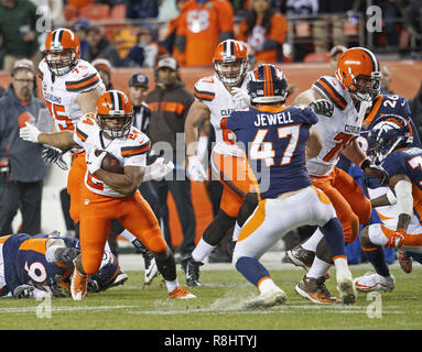 Denver, Colorado, Stati Uniti d'America. 15 Dic, 2018. Browns RB NICK CHUBB, sinistra, corre per big yardage durante la 2a. Mezza a Broncos Stadium at Mile High sabato sera. Il Browns battere i Broncos 17-16. Credito: Hector Acevedo/ZUMA filo/Alamy Live News Foto Stock