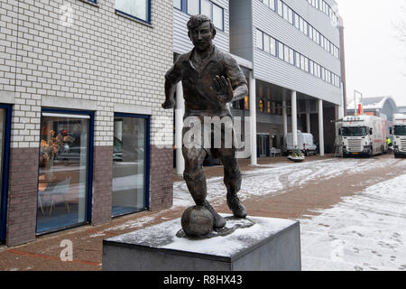 HEERENVEEN , 16-12-2018 , Abe Lenstra stadion , Stagione 2018 / 2019 , olandese Eredivisie . Statua di Abe Lenstra con neve durante la partita SC Heerenveen - FC Utrecht Foto Stock