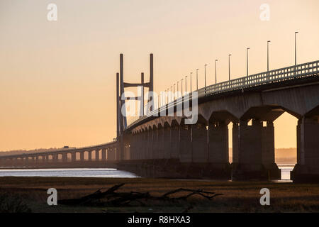 Caldicot, Wales, Regno Unito, 16 dicembre 2018. Sunrise a seconda Severn Bridge, il Principe di Galles ponte che collega in Inghilterra e nel Galles del Sud, nel giorno finale della Severn Bridge pedaggi poiché il primo ponte è stato inaugurato nel 1966. Credito: Mark Hawkins/Alamy Live News Foto Stock