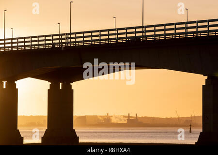 Caldicot, Wales, Regno Unito, 16 dicembre 2018. Una fabbrica e i suoi fumi sono illustrati sotto il secondo ponte Severn, il Principe di Galles ponte che collega in Inghilterra e nel Galles del Sud, all alba del giorno finale della Severn Bridge pedaggi poiché il primo ponte è stato inaugurato nel 1966. Credito: Mark Hawkins/Alamy Live News Foto Stock