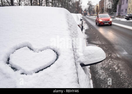 Varsavia, Polonia. 16 dicembre, 2018. La mattina presto, prima neve questa stagione invernale. Disegno di cuore nella neve fresca. I driver sono rallentamento a causa di una continua nevicata, visibilità limitata e strade ghiacciate. Credito: Robert Pastryk/Alamy Live News Foto Stock