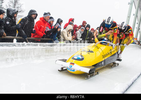 Winterberg, Germania. Xvi Dec, 2018. Bob, Coppa del mondo, quattro uomo bob, 2a correre nel Veltins Arena di ghiaccio: Johannes Lochner (l-r), Marc Rademacher, Christopher Weber e raspa cristiana dalla Germania salto nel loro bob all'inizio. Credito: Christophe Gateau/dpa/Alamy Live News Foto Stock