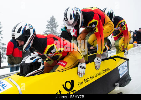 Winterberg, Germania. Xvi Dec, 2018. Bob, Coppa del mondo, quattro uomo bob, 2a correre nel Veltins Arena di ghiaccio: Nico Walther (l-r), Marko Hübenbecker, Alexander Rödiger e Eric Franke dalla Germania salto nel loro bob all'inizio. Credito: Christophe Gateau/dpa/Alamy Live News Foto Stock