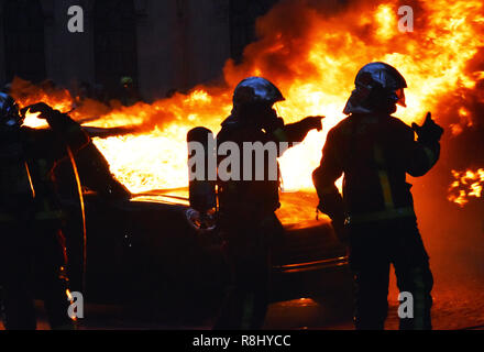 Parigi, Francia. L'8 dicembre, 2018. Vigili del fuoco tentare di spegnere un incendio durante il "Giubbotto giallo' protestare a Parigi, Francia, a 8 Dicembre, 2018. Credito: Li Genxing/Xinhua/Alamy Live News Foto Stock