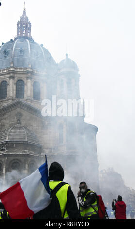 Parigi, Francia. L'8 dicembre, 2018. I manifestanti si scontrano con la polizia di Parigi, Francia, a 8 Dicembre, 2018. Credito: Li Genxing/Xinhua/Alamy Live News Foto Stock