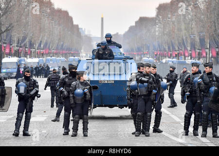 Parigi, Francia. 15 Dic, 2018. Gendarmeria francese la guardia con un veicolo armato sulla Avenue Champs Elysees di Parigi, Francia, 15 dicembre 2018. Credito: Chen Yichen/Xinhua/Alamy Live News Foto Stock