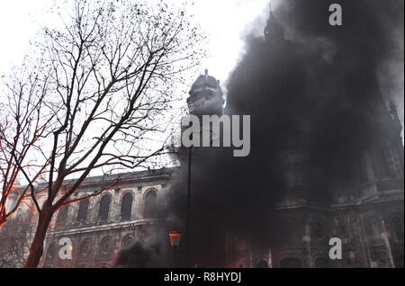 Parigi, Francia. L'8 dicembre, 2018. Fumo pesante sorge come manifestanti si scontrano con la polizia di Parigi, Francia, a 8 Dicembre, 2018. Credito: Li Genxing/Xinhua/Alamy Live News Foto Stock