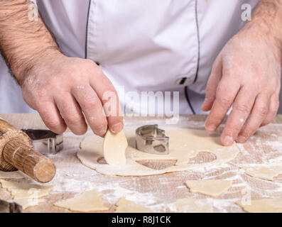 Maschio di cuocere la preparazione di biscotti di Natale, mani close-up Foto Stock