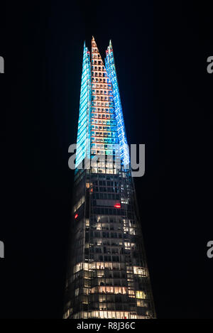 La punta di Shard durante il suo Natale Luce display in Londra, Regno Unito Foto Stock