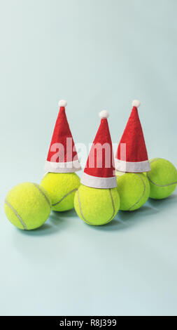 Santa hat sulla palla da tennis di auguri di Natale Foto Stock