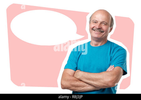 Mezzo corpo ritratto di fiducioso caucasian uomo di mezza età con bracci ripiegati guardando la fotocamera. In piedi su sfondo ponk con bolla di copyspace per te Foto Stock