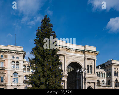 Milano, 09 Dicembre 2018 - Vista della Galleria Vittorio Emanuele II e l'albero di Natale Foto Stock