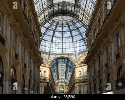 Vista panoramica della Galleria Vittorio Emanuele II e l'albero di natale, Milano Foto Stock