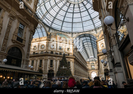 Milano, 09 Dicembre 2018 - Vista panoramica della Galleria Vittorio Emanuele II e la Swarovski albero di natale, Milano Foto Stock