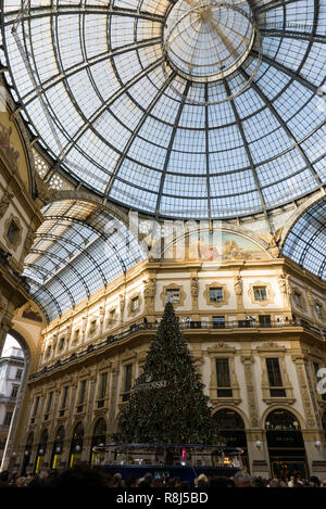 Milano, 09 Dicembre 2018 - Vista panoramica della Galleria Vittorio Emanuele II e la Swarovski albero di natale, Milano Foto Stock