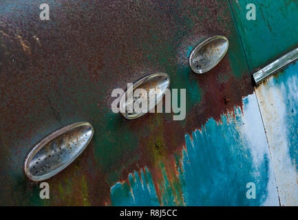 Dettaglio del faux porte di scarico o 'oblò' sul vecchio arrugginito Buick. Questo progetto è stato parte del marchio Buick per molti decenni. Foto Stock