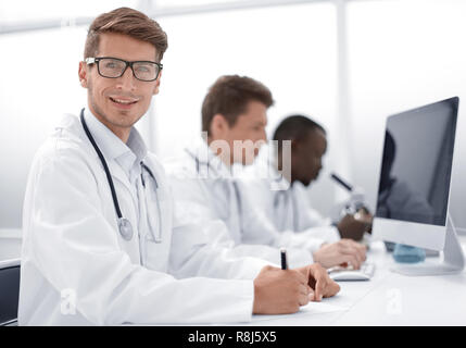 Il gruppo di medici condurre studi di laboratorio Foto Stock