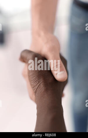 Close up. La stretta di mano tra due partner commerciali Foto Stock