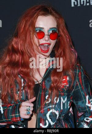 BUENA PARK, Orange County, CA, Stati Uniti d'America - 29 settembre: Bella Thorne a Knott's Scary Farm e Instagram celebrità Notte 2017 tenutasi presso la Knott's Berry Farm, il 29 settembre 2017 a Buena Park, Orange County, California, Stati Uniti. (Foto di David Acosta/Image Press Agency) Foto Stock