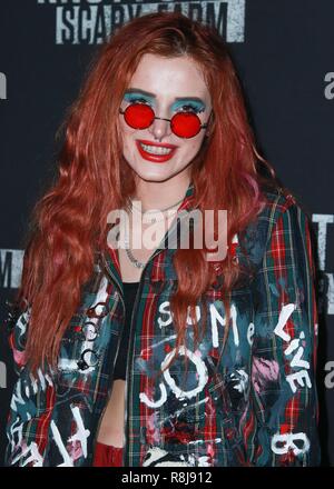 BUENA PARK, Orange County, CA, Stati Uniti d'America - 29 settembre: Bella Thorne a Knott's Scary Farm e Instagram celebrità Notte 2017 tenutasi presso la Knott's Berry Farm, il 29 settembre 2017 a Buena Park, Orange County, California, Stati Uniti. (Foto di David Acosta/Image Press Agency) Foto Stock