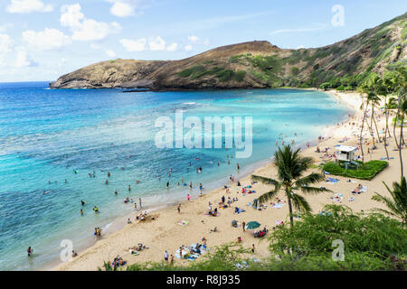 Spiaggia hawaiana con folla, Hanauma Bay State Park - Oahu, Hawaii Foto Stock