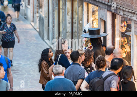 Venezia, Itraly - Settembre 24th, 2018: persone intorno a un tradizionale mannequin veneziano in Medico della Peste costume, maschera e hat accanto alla vetrina di un negozio in Foto Stock