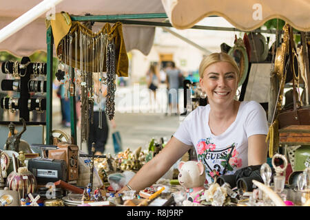 Croazia, Split - Settembre 22th, 2018: Ritratto di una donna la vendita di oggetti di antiquariato in una strada del mercato di Split, Croazia. Foto Stock