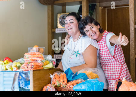 Croazia, Split - Settembre 22th, 2018: due femmina sellesr divertendosi al loro negozio di alimentari in un mercato pubblico nella Split, Croazia. Foto Stock