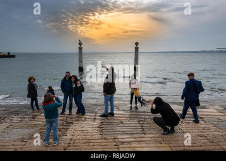 Lisbona, Portogallo - Novembre 17, 2018: turistica a Cais das Colunas dal fiume Tago (Rio Tejo), nella città di Lisbona, Portogallo; Foto Stock