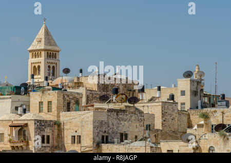 La torre campanaria della chiesa luterana del Redentore che domina i tetti nella Città Vecchia di Gerusalemme, Israele Foto Stock