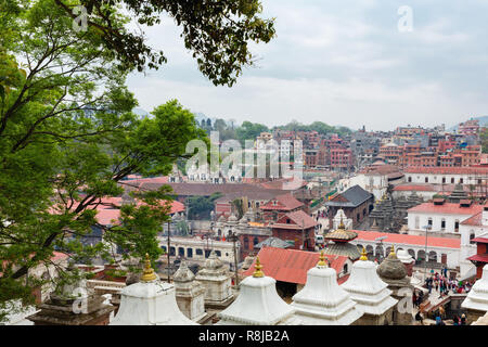 Vista della città di Kathmandu al di fuori del sacro Hindu tempio di Pashupatinath a Kathmandu in Nepal Foto Stock