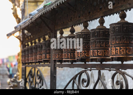 Fila di ruote della preghiera a Swayambhunath (tempio delle scimmie), Kathmandu, Nepal, Asia Foto Stock