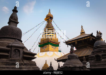 Stupa principale e bandiere di preghiera a Swayambhunath (tempio delle scimmie), Kathmandu, Nepal, Asia Foto Stock