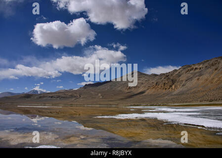 Il Trekking lungo il Tso Kar Lago, Ladakh, Indiavi Foto Stock