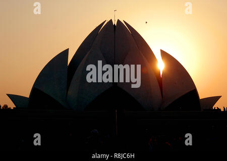 Multi-fede tempio. Tempio di Loto al tramonto, New Delhi, India. Foto Stock