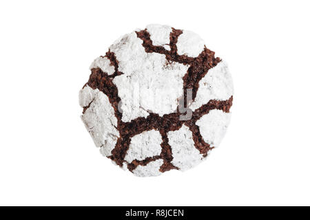 Closeup cioccolato artigianale crinkle isolato su bianco. Biscotti al cioccolato zucchero a velo. Vista dall'alto. Foto Stock