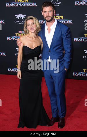 HOLLYWOOD, Los Angeles, CA, Stati Uniti d'America - 10 ottobre: attrice Elsa Pataky (indossando Victoria Beckham) e il marito Chris Hemsworth (indossando Hugo Boss) arrivano a Los Angeles prima di Disney e meraviglia che "Thor: Ragnarok" tenutasi presso l'El Capitan theater su ottobre 10, 2017 a Hollywood e Los Angeles, California, Stati Uniti. (Foto di Xavier COLLIN/Image Press Agency) Foto Stock