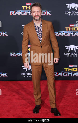 HOLLYWOOD, Los Angeles, CA, Stati Uniti d'America - 10 ottobre: Chris Hardwick presso la Premiere mondiale di Disney e meraviglia che "Thor: Ragnarok" tenutasi presso l'El Capitan theater su ottobre 10, 2017 a Hollywood e Los Angeles, California, Stati Uniti. (Foto di Xavier COLLIN/Image Press Agency) Foto Stock