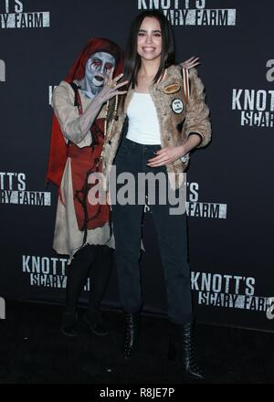 BUENA PARK, Orange County, CA, Stati Uniti d'America - 29 settembre: Sofia Carson all Knott's Scary Farm e Instagram celebrità Notte 2017 tenutasi presso la Knott's Berry Farm, il 29 settembre 2017 a Buena Park, Orange County, California, Stati Uniti. (Foto di David Acosta/Image Press Agency) Foto Stock