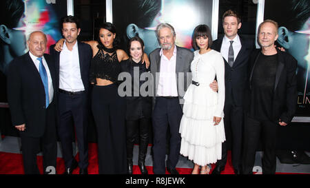 LOS ANGELES, CA, Stati Uniti d'America - 27 settembre: Laurence Mark, Diego Luna, Kiersey Clemons, pagina di Ellen, Michael Douglas, Nina Dobrev, James Norton, Niels Arden Oplev presso il Los Angeles Premiere di Columbia Pictures' 'Flatliners" tenutasi presso il Teatro di Ace Hotel il 27 settembre 2017 a Los Angeles, California, Stati Uniti. (Foto di Xavier COLLIN/Image Press Agency) Foto Stock