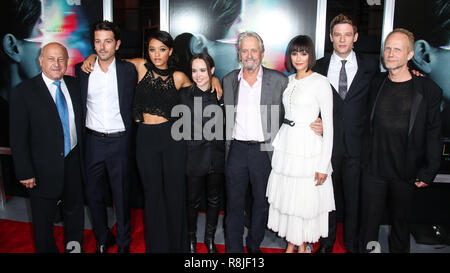 LOS ANGELES, CA, Stati Uniti d'America - 27 settembre: Laurence Mark, Diego Luna, Kiersey Clemons, pagina di Ellen, Michael Douglas, Nina Dobrev, James Norton, Niels Arden Oplev presso il Los Angeles Premiere di Columbia Pictures' 'Flatliners" tenutasi presso il Teatro di Ace Hotel il 27 settembre 2017 a Los Angeles, California, Stati Uniti. (Foto di Xavier COLLIN/Image Press Agency) Foto Stock