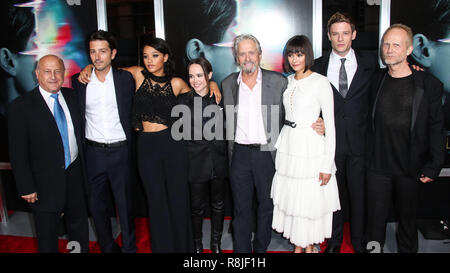 LOS ANGELES, CA, Stati Uniti d'America - 27 settembre: Laurence Mark, Diego Luna, Kiersey Clemons, pagina di Ellen, Michael Douglas, Nina Dobrev, James Norton, Niels Arden Oplev presso il Los Angeles Premiere di Columbia Pictures' 'Flatliners" tenutasi presso il Teatro di Ace Hotel il 27 settembre 2017 a Los Angeles, California, Stati Uniti. (Foto di Xavier COLLIN/Image Press Agency) Foto Stock