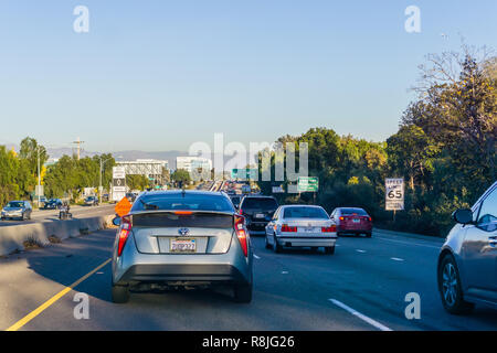 Dicembre 13, 2018 Santa Clara / CA / STATI UNITI D'AMERICA - Il traffico pesante su una delle autostrade passando attraverso la Silicon Valley, South San Francisco Bay Area Foto Stock