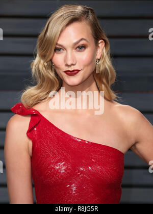 BEVERLY HILLS, Los Angeles, CA, Stati Uniti d'America - 26 febbraio: Karlie Kloss arriva a 2017 Vanity Fair Oscar Party a Wallis Annenberg Center for the Performing Arts nel febbraio 26, 2017 a Beverly Hills Los Angeles, California, Stati Uniti. (Foto di Xavier COLLIN/Image Press Agency) Foto Stock