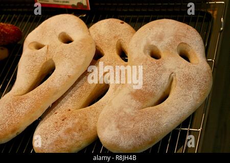 Divertimento spaventoso facce di pane cotto al forno per la festa di Halloween in un forno Foto Stock