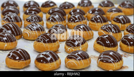 Cioccolato preparazione eclair Foto Stock