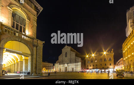 BOLOGNA, Italia - 10 dicembre 2018: la gente a piedi in Piazza Maggiore decorato con luci di Natale Foto Stock