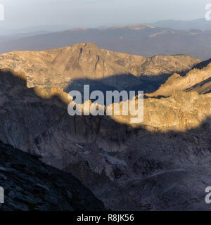 Guardando ad ovest da vicino la toppa, sulla vetta più alta del Parco Nazionale delle Montagne Rocciose. Foto Stock