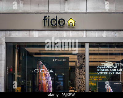 MONTREAL, Canada - 5 Novembre 2018: Fido logo nella parte anteriore del loro boutique locali a Montreal. Telus è un'azienda di telecomunicazioni canadese di proprietà di r Foto Stock